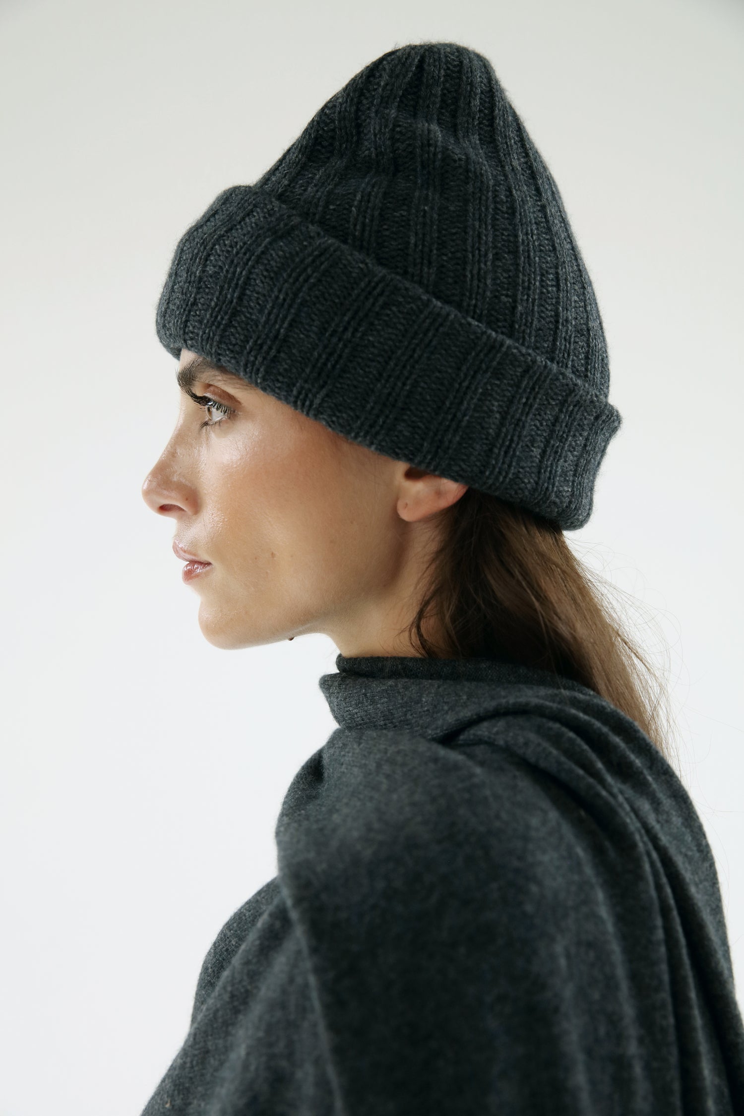 Roe Cashmere Beanie, dark grey