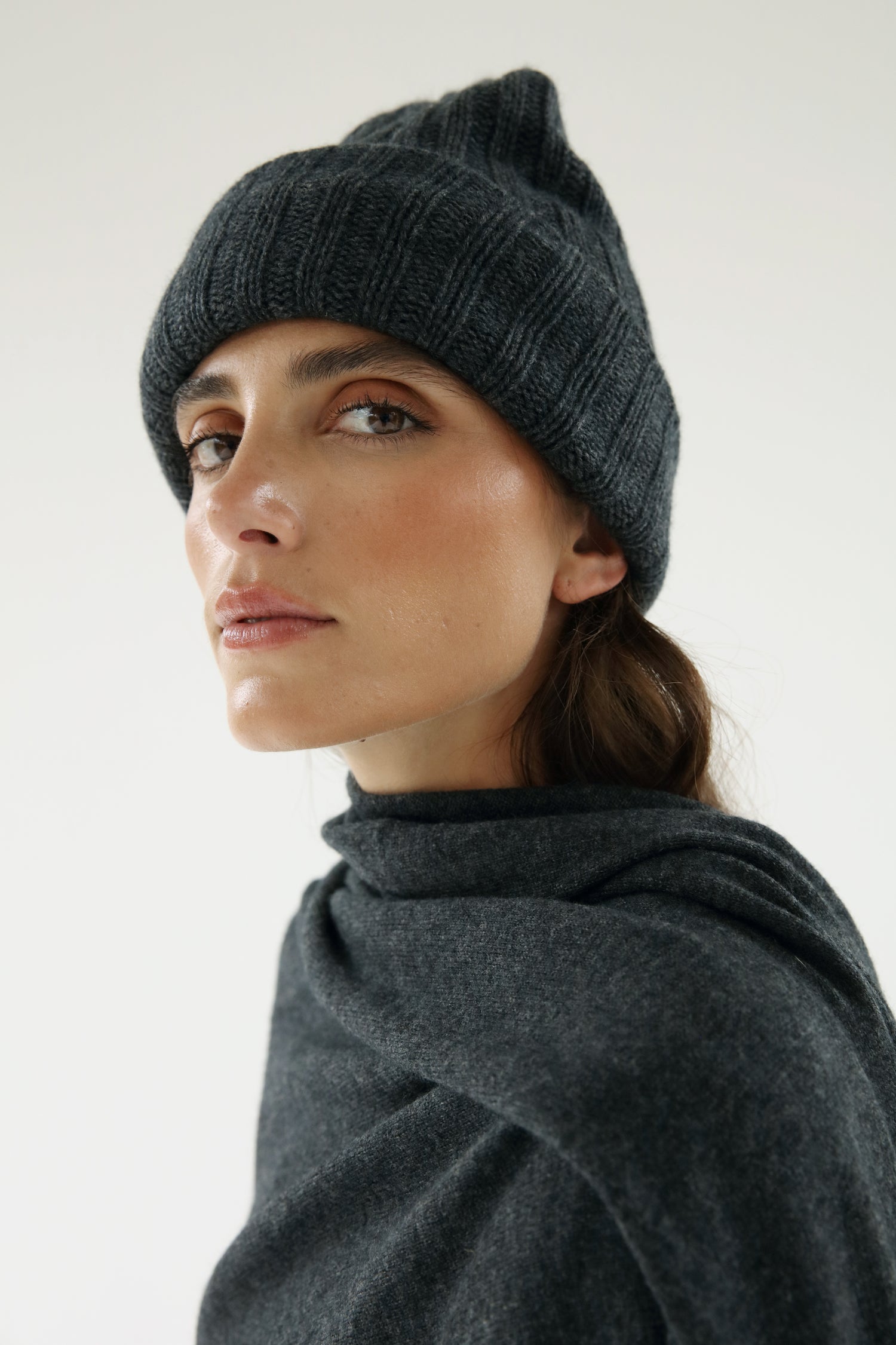 Roe Cashmere Beanie, dark grey