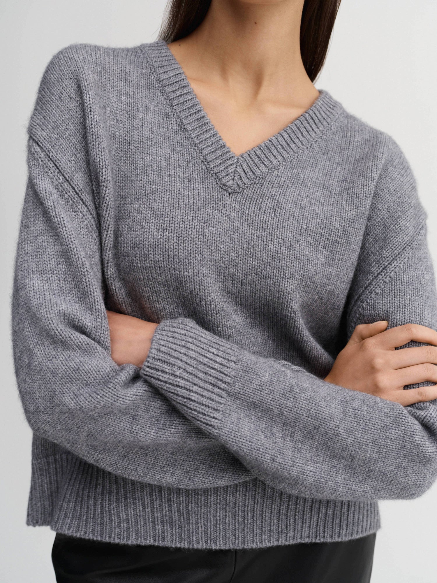Pull à col en V Yara, gris