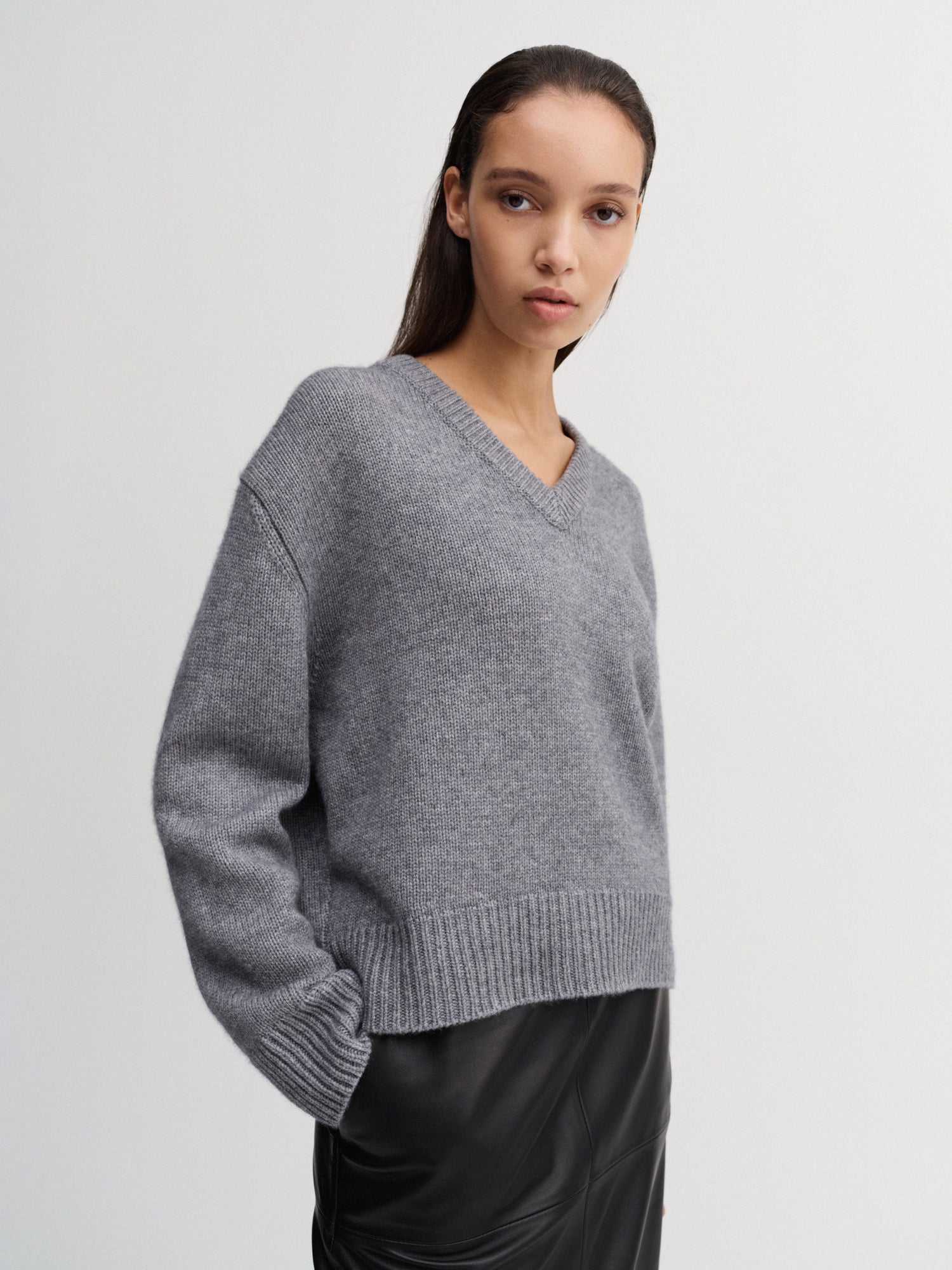 Yara Pullover mit V-Ausschnitt, grau