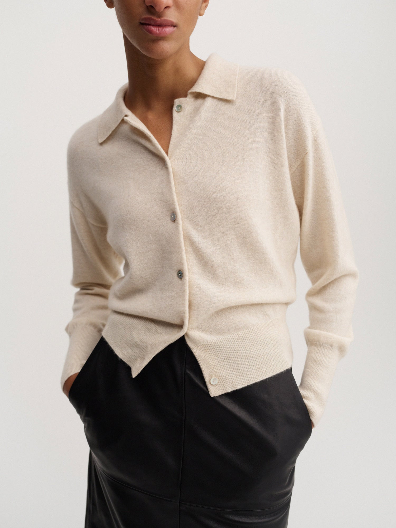 Strickjacke mit Fernkragen, Vanille