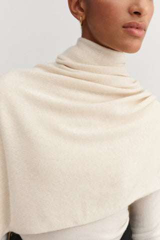 Meja Scarf, vanilla