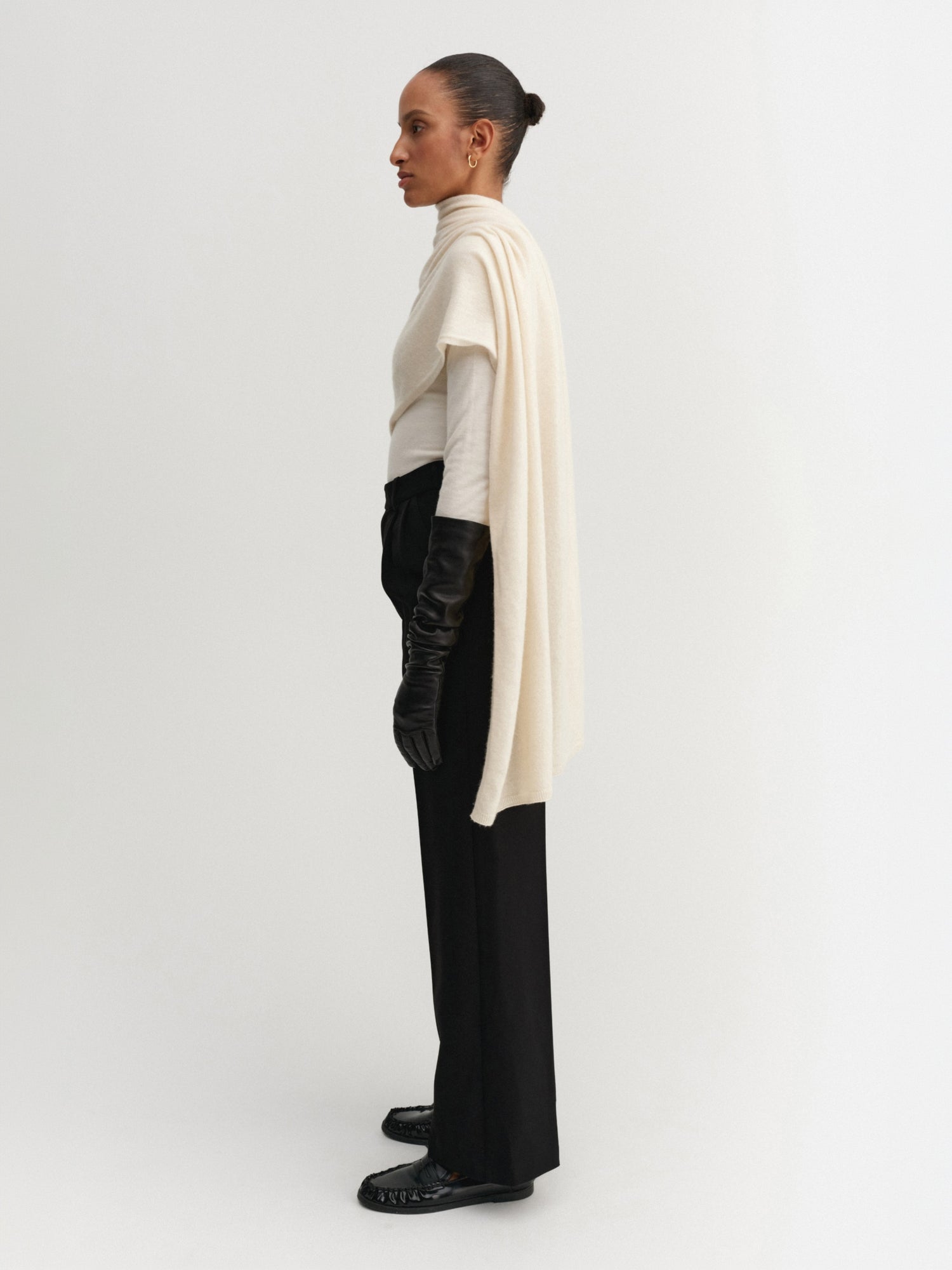 Meja Scarf, vanilla