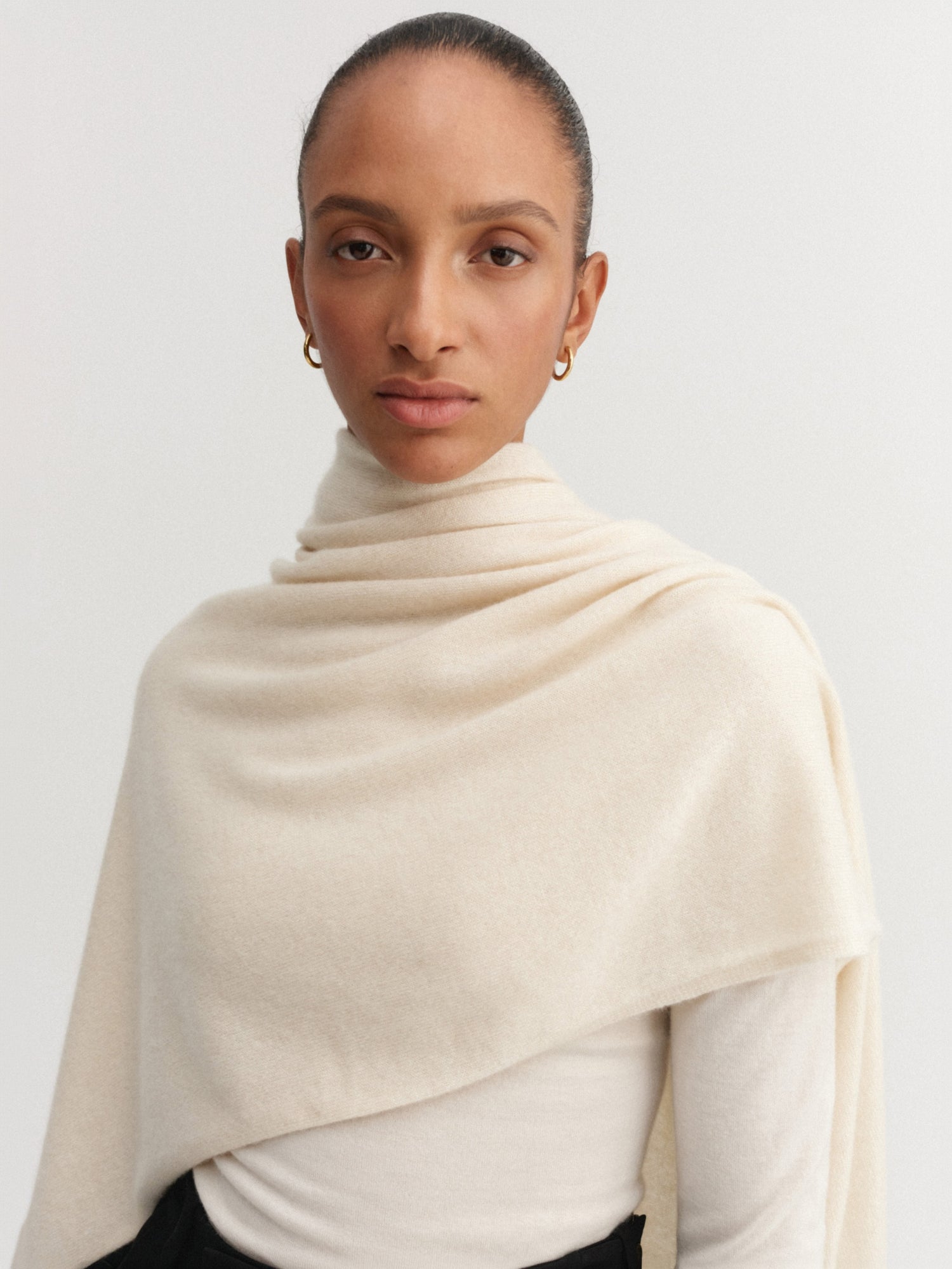 Meja Scarf, vanilla