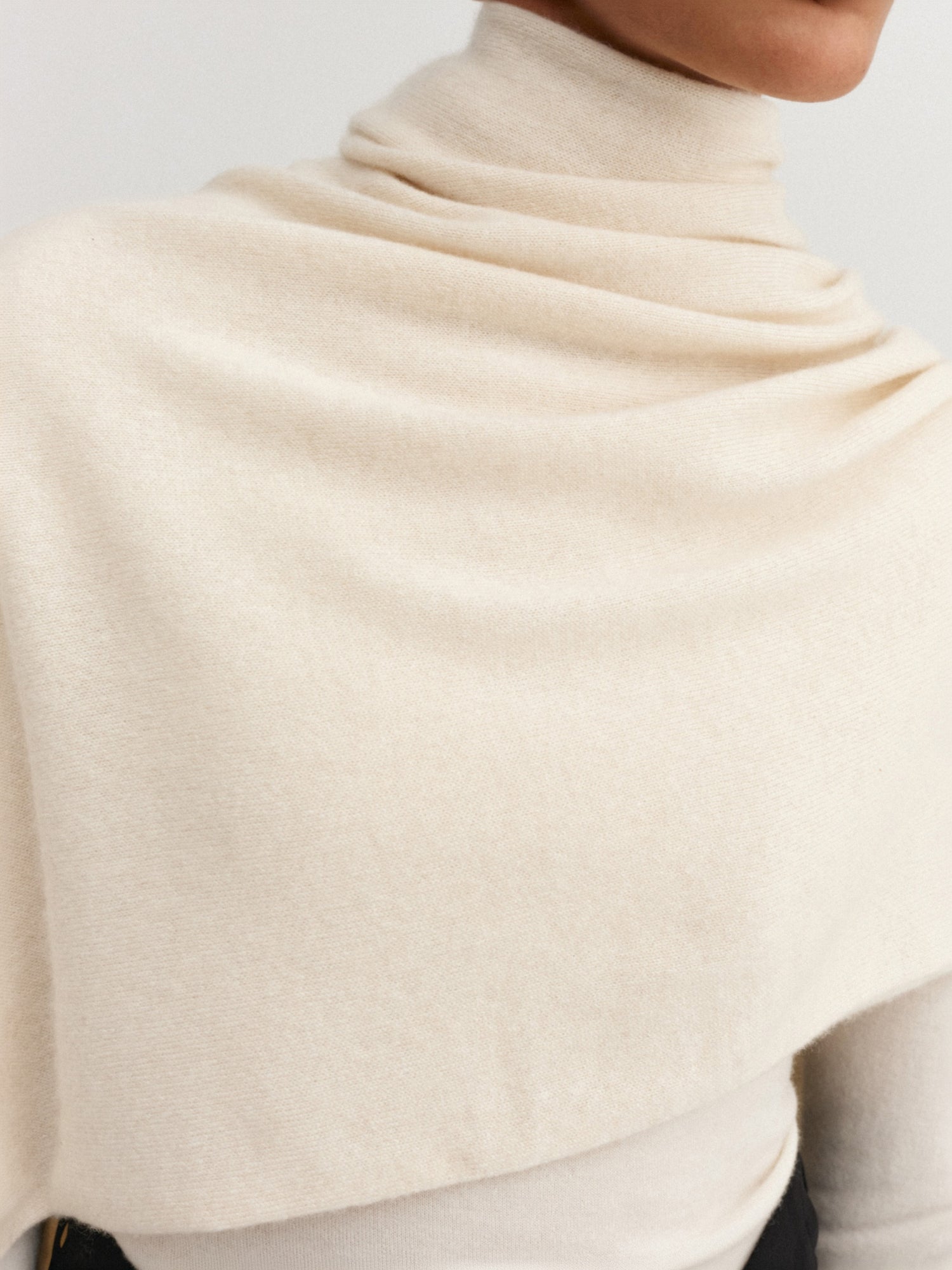 Meja Scarf, vanilla