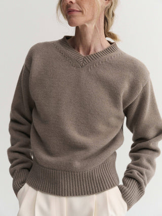 Winsley V-neck Sweater, nougat