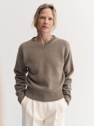 Winsley V-neck Sweater, nougat