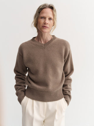 Winsley V-neck Sweater, nougat