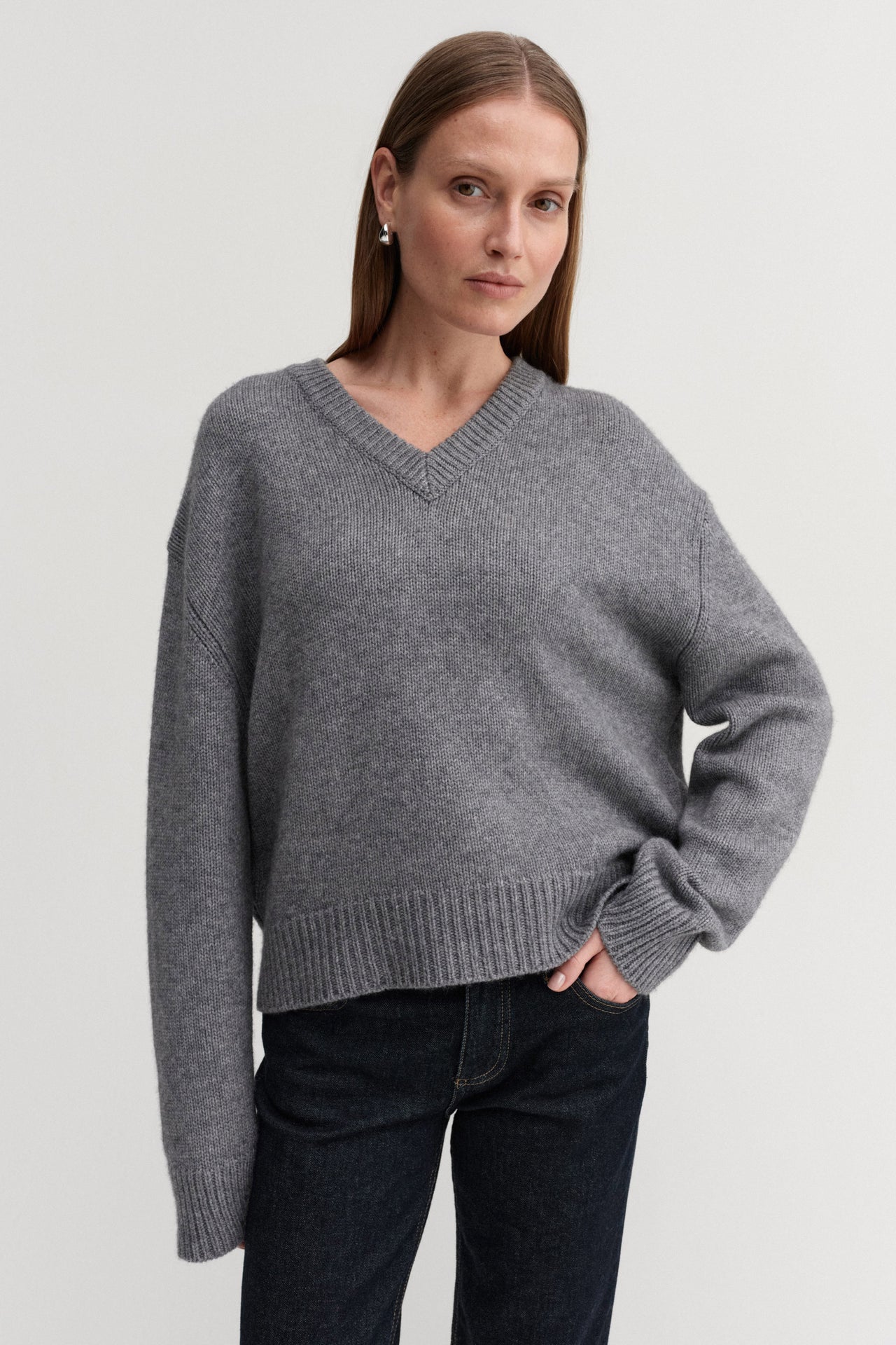 YARA - 12gg Cashmere V-Neck Sweater in Undyed Light Brown